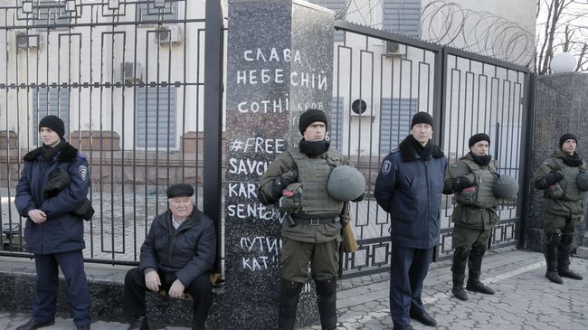 Полиция возле здания посольства России в Киеве, Украина. 8 марта 2016