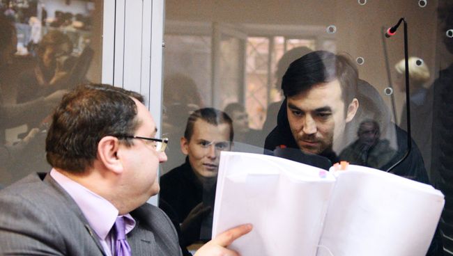 Граждане России Евгений Ерофеев и Александр Александров, обвиняемые в ряде военных преступлений на Украине, и адвокат Юрий Грабовский. Архив Граждане России Евгений Ерофеев и Александр Александров, обвиняемые в ряде военных преступлений на Украине, и адвокат Юрий Грабовский. Архив