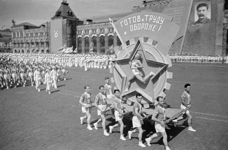 Физкультурный парад на Красной площади в Москве, 1939. Живая эмблема ГТО