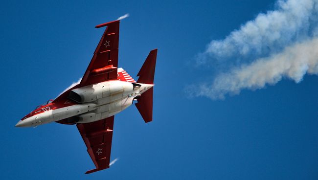 Самолет Як-130 во время выступления на Международном авиационно-космическом салоне МАКС 2015 Самолет Як-130 во время выступления на Международном авиационно-космическом салоне МАКС 2015