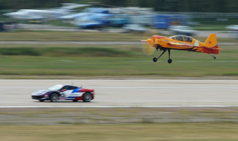 Суперкар Ferrari 458 Italia и учебно-тренировочный самолет пилотажой группы Первый полет Як-54 во время авто-авиа шоу Форсаж Суперкар Ferrari 458 Italia и учебно-тренировочный самолет пилотажой группы Первый полет Як-54 во время авто-авиа шоу Форсаж