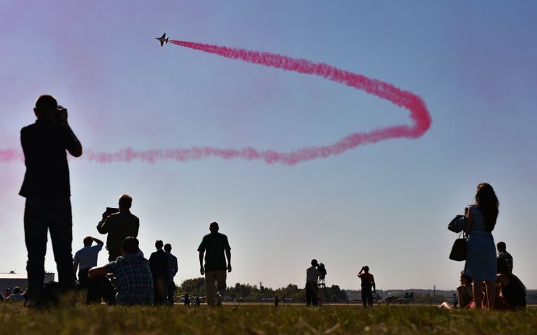 Посетители наблюдают за выступлением самолета Як-130 во время открытия Международного авиационно-космического салона МАКС-2015 Посетители наблюдают за выступлением самолета Як-130 во время открытия Международного авиационно-космического салона МАКС-2015