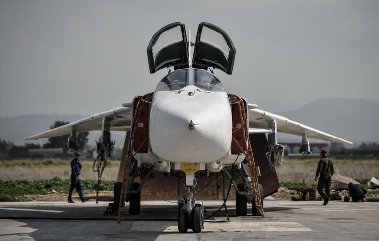 Российский фронтовой бомбардировщик Су-24 готовится к вылету с авиабазы Хмеймим в сирийской провинции Латакия