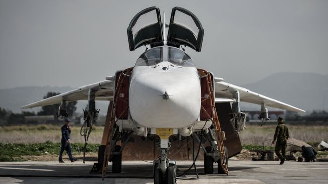Российский фронтовой бомбардировщик Су-24 на авиабазе Хмеймим . Архивное фото Российский фронтовой бомбардировщик Су-24 на авиабазе Хмеймим . Архивное фото