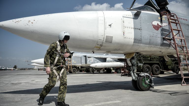 Российский фронтовой бомбардировщик Су-24 готовится к вылету с авиабазы Хмеймим Российский фронтовой бомбардировщик Су-24 готовится к вылету с авиабазы Хмеймим