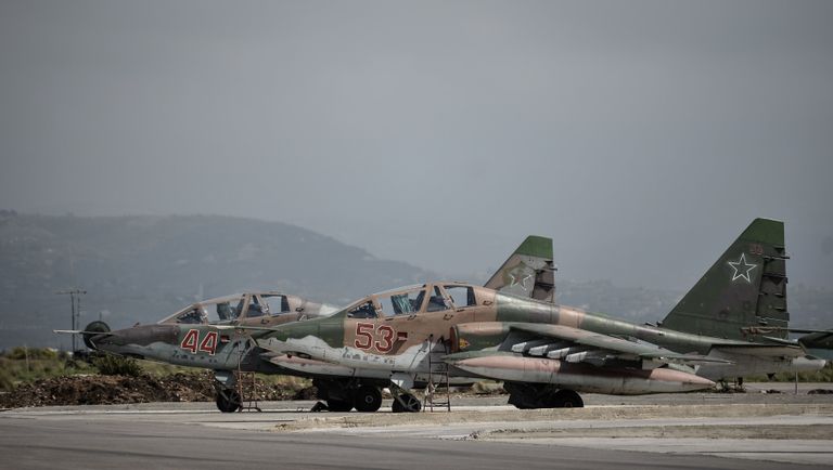 Российские штурмовики Су-25 на авиабазе Хмеймим в сирийской провинции Латакия Российские штурмовики Су-25 на авиабазе Хмеймим в сирийской провинции Латакия