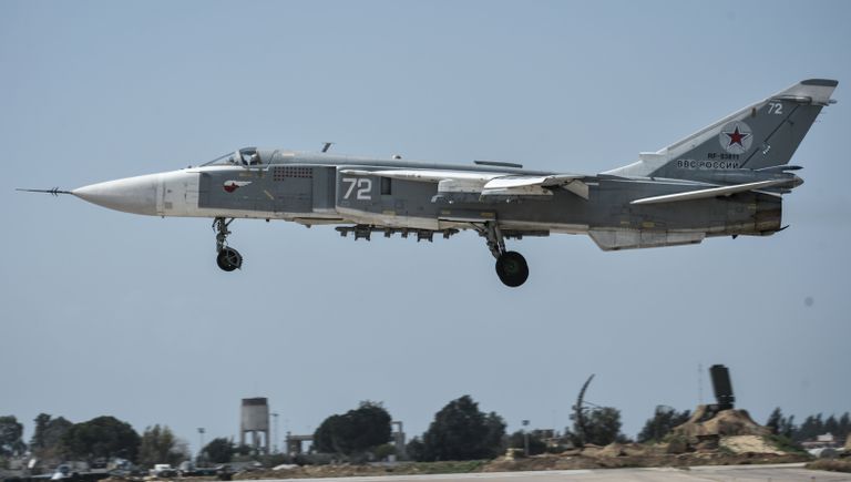 Российский фронтовой бомбардировщик Су-24 готовится к вылету с авиабазы Хмеймим Российский фронтовой бомбардировщик Су-24 готовится к вылету с авиабазы Хмеймим