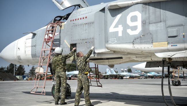 Российский фронтовой бомбардировщик Су-24 готовится к вылету с авиабазы Хмеймим. Архивное фото Российский фронтовой бомбардировщик Су-24 готовится к вылету с авиабазы Хмеймим. Архивное фото