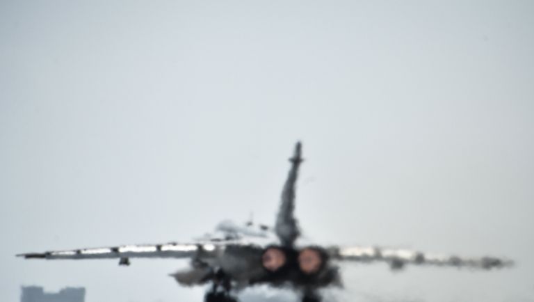 Российский фронтовой бомбардировщик Су-24 готовится к вылету с авиабазы Хмеймим Российский фронтовой бомбардировщик Су-24 готовится к вылету с авиабазы Хмеймим