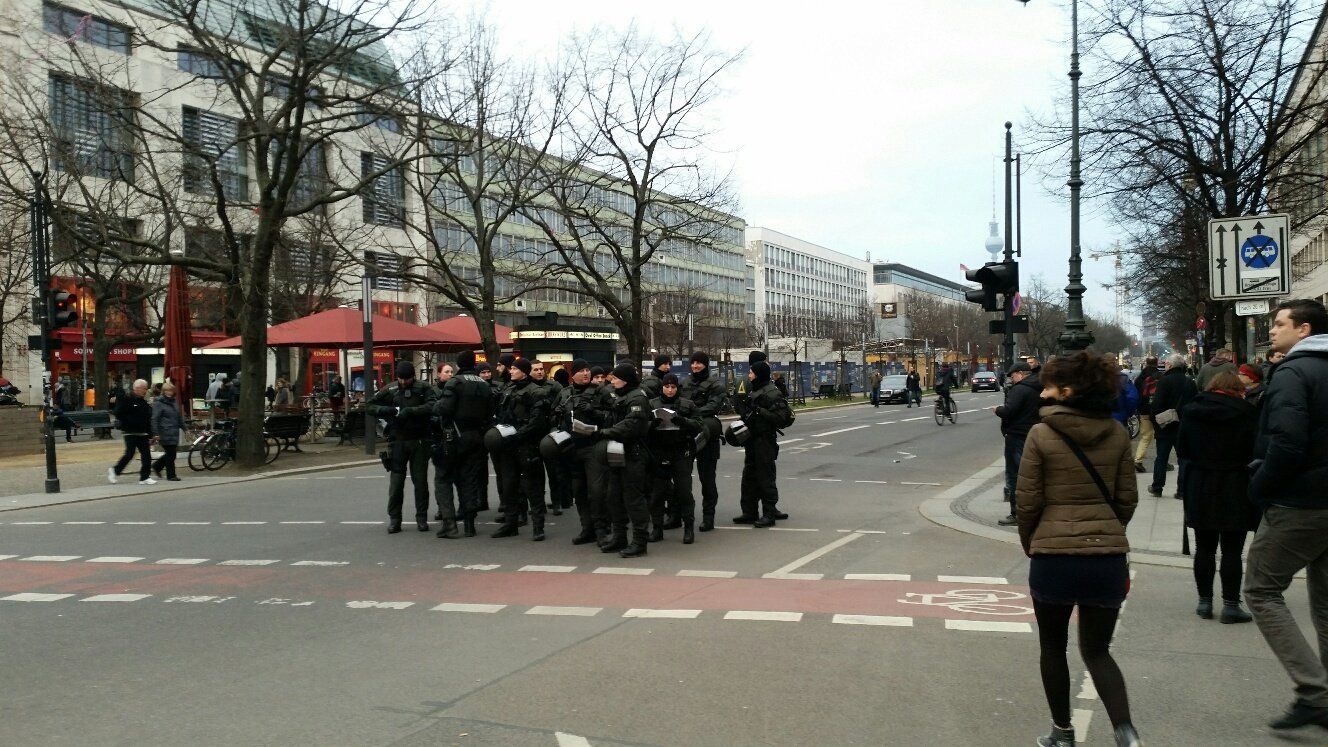 Полицейские во время акции протеста в Берлине Полицейские во время акции протеста в Берлине - РИА Новости, 1920, 09.01.2024