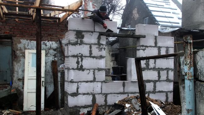 Восстановление жилого дома в Донецке. Архивное фото Восстановление жилого дома в Донецке. Архивное фото