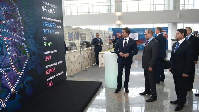Президент России Владимир Путин во время осмотра выставки Современные технологии в сфере безопасности дорожного движения Президент России Владимир Путин во время осмотра выставки Современные технологии в сфере безопасности дорожного движения