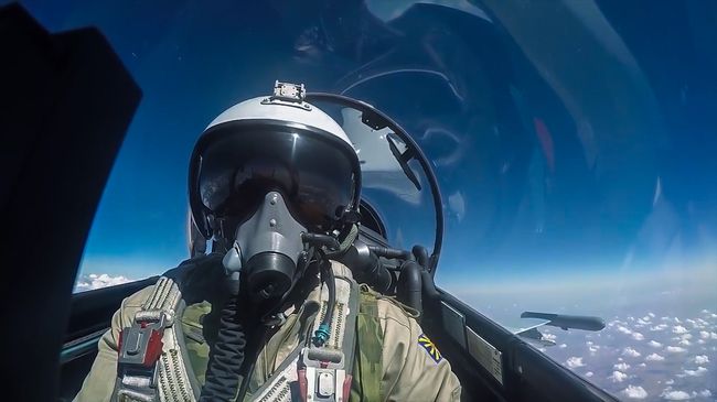 Пилот истребителя Су-30 ВКС РФ во время боевого вылета в Сирии Пилот истребителя Су-30 ВКС РФ во время боевого вылета в Сирии