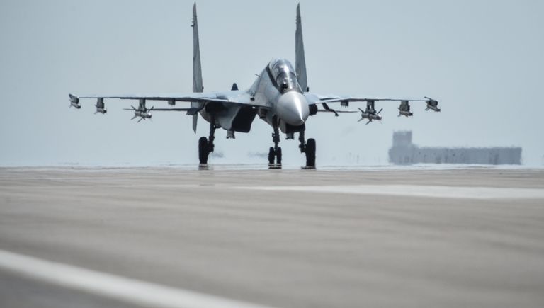 Истребитель СУ-30 СМ готовится к вылету с авиабазы Хмеймим в сирийской провинции Латакия Истребитель СУ-30 СМ готовится к вылету с авиабазы Хмеймим в сирийской провинции Латакия