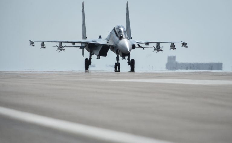Истребитель СУ-30 СМ готовится к вылету с авиабазы Хмеймим в сирийской провинции Латакия Истребитель СУ-30 СМ готовится к вылету с авиабазы Хмеймим в сирийской провинции Латакия