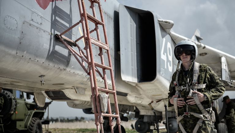 Пилот ВКС России садится во фронтовой бомбардировщик Су-24 на авиабазе Хмеймим в сирийской провинции Латакия Пилот ВКС России садится во фронтовой бомбардировщик Су-24 на авиабазе Хмеймим в сирийской провинции Латакия