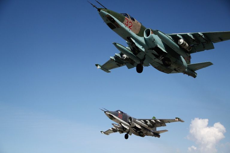 Российские штурмовики Су-25 взлетают с авиабазы Хмеймимв Сирии Российские штурмовики Су-25 взлетают с авиабазы Хмеймимв Сирии