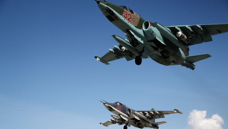 Российские штурмовики Су-25 взлетают с авиабазы Хмеймимв Сирии Российские штурмовики Су-25 взлетают с авиабазы Хмеймимв Сирии