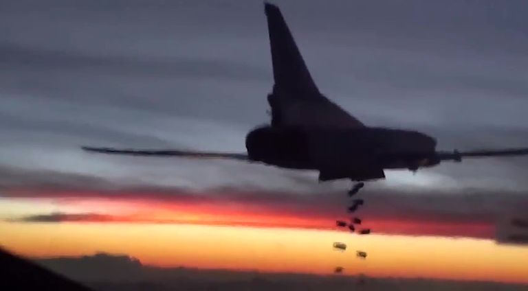 Бомбардировщик-ракетоносец Ту-22 М3 Военно-космических сил России во время боевого вылета для нанесения авиаудара по объектам ИГ в Сирии Бомбардировщик-ракетоносец Ту-22 М3 Военно-космических сил России во время боевого вылета для нанесения авиаудара по объектам ИГ в Сирии