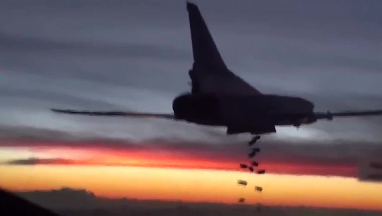Бомбардировщик-ракетоносец Ту-22 М3 Военно-космических сил России во время боевого вылета для нанесения авиаудара по объектам ИГ в Сирии Бомбардировщик-ракетоносец Ту-22 М3 Военно-космических сил России во время боевого вылета для нанесения авиаудара по объектам ИГ в Сирии