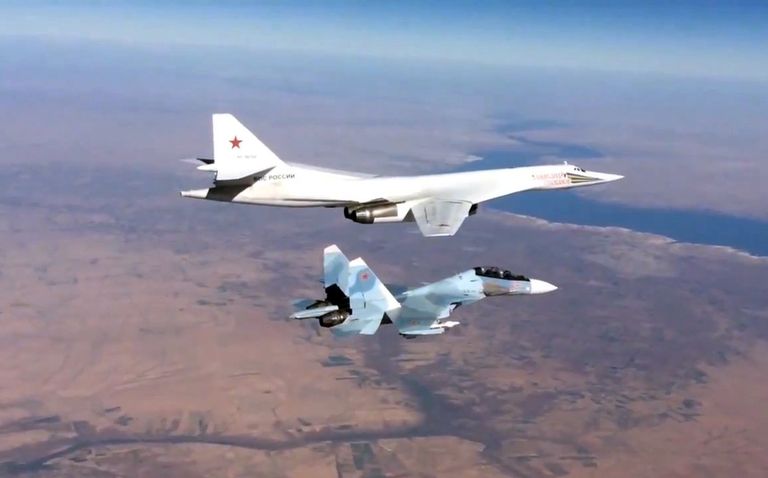 Сопровождение истребителем Су-30СМ бомбардировщика-ракетоносца Ту-160 Военно-космических сил России, выполнившего пуск крылатых ракет над Средиземным морем по объектам ИГ в Сирии Сопровождение истребителем Су-30СМ бомбардировщика-ракетоносца Ту-160 Военно-космических сил России, выполнившего пуск крылатых ракет над Средиземным морем по объектам ИГ в Сирии