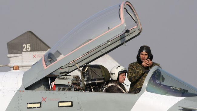 Осмотр летчиком боевого истребителя Миг-29СМТ. Архивное фото