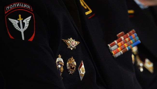 Знаки отличия на кителе сотрудника полиции. Архивное фото Знаки отличия на кителе сотрудника полиции. Архивное фото
