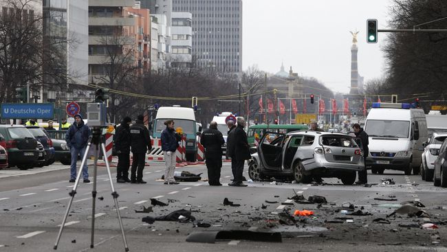 На месте взрыва автомобиля в Германии. 15 марта 2016 На месте взрыва автомобиля в Германии. 15 марта 2016