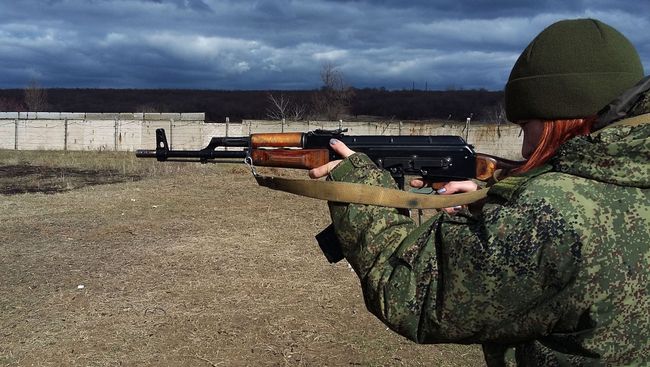 Военнослужащая народной милиции ЛНР. Архивное фото Военнослужащая народной милиции ЛНР. Архивное фото