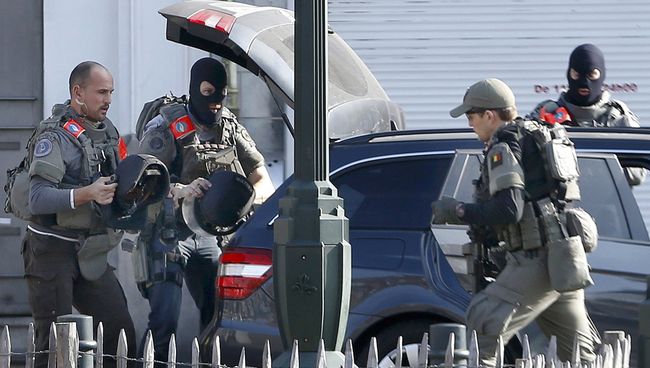Полиция на месте перестрелки спецназа с подозреваемыми террористами в коммуне Форе в Брюсселе. 15 марта 2016 Полиция на месте перестрелки спецназа с подозреваемыми террористами в коммуне Форе в Брюсселе. 15 марта 2016