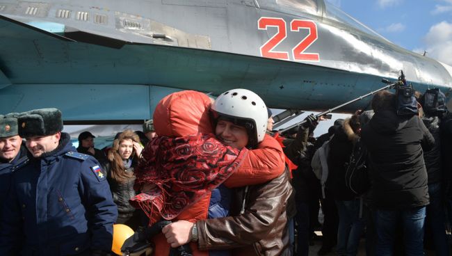Встреча пилотов бомбардировщиков Су-34 ВКС России, вернувшихся из Сирии, на аэродроме под Воронежем Встреча пилотов бомбардировщиков Су-34 ВКС России, вернувшихся из Сирии, на аэродроме под Воронежем