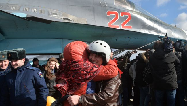 Первая группа бомбардировщиков Су-34 из Сирии приземлилась под Воронежем Первая группа бомбардировщиков Су-34 из Сирии приземлилась под Воронежем