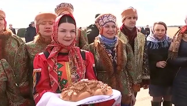 Вернувшихся из Сирии летчиков встречали хлебом-солью и качали на руках Вернувшихся из Сирии летчиков встречали хлебом-солью и качали на руках