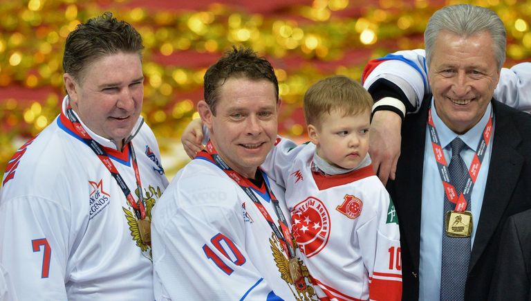 Павел Буре с сыном и главный тренер сборной России Александр Якушев после финального матча Лиги Легенд мирового хоккея между сборными России и Чехии Павел Буре с сыном и главный тренер сборной России Александр Якушев после финального матча Лиги Легенд мирового хоккея между сборными России и Чехии