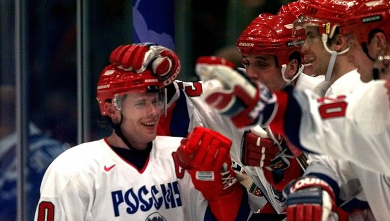 Хоккеист Павел Буре во время матча Россия - Финляндия. 20 февраля 1998 Хоккеист Павел Буре во время матча Россия - Финляндия. 20 февраля 1998