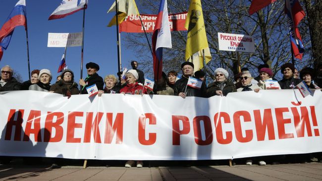 Жители Симферополя на праздновании второй годовщины воссоединения Крыма с Россией. Архивное фото
