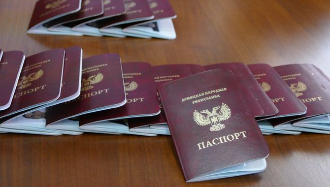Паспорта граждан Донецкой Народной Республик. Архивное фото Паспорта граждан Донецкой Народной Республик. Архивное фото