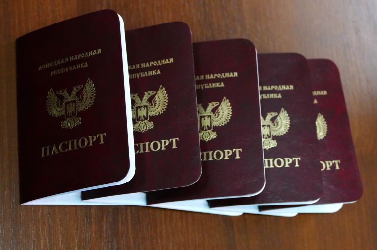 Паспорта граждан Донецкой Народной Республики, которые начали выдавать в Донецке