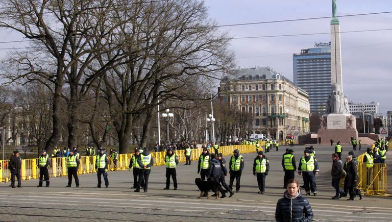 Сотрудники полиции стоят в оцеплении на площади перед памятником Отечеству и свободе в Риге - конечной точке маршрута шествия латышского легиона Ваффен СС Сотрудники полиции стоят в оцеплении на площади перед памятником Отечеству и свободе в Риге - конечной точке маршрута шествия латышского легиона Ваффен СС
