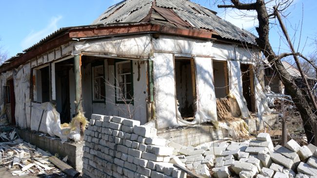 Разрушенные дома в поселке Чернухино ЛНР. Архивное фото Разрушенные дома в поселке Чернухино ЛНР. Архивное фото