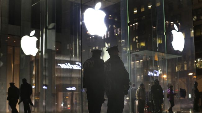 Полицейские возле магазина Apple store. США. Архивное фото Полицейские возле магазина Apple store. США. Архивное фото