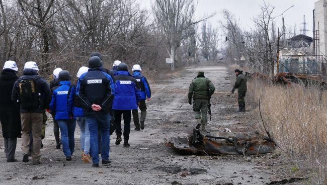 Замглава миссии ОБСЕ на Украине А. Хуг посетил район обстрелов на Ясиноватской развилке Замглава миссии ОБСЕ на Украине А. Хуг посетил район обстрелов на Ясиноватской развилке