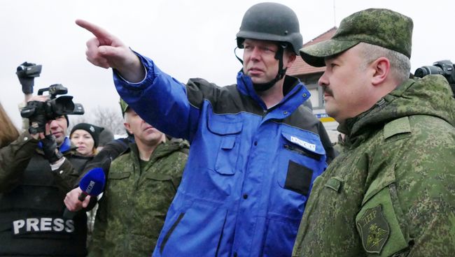 Замглава миссии ОБСЕ на Украине А. Хуг посетил район обстрелов на Ясиноватской развилке. Архивное фото