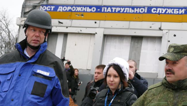 Замглава миссии ОБСЕ на Украине А. Хуг во время посещения Донецкой области. Архивное фото Замглава миссии ОБСЕ на Украине А. Хуг во время посещения Донецкой области. Архивное фото
