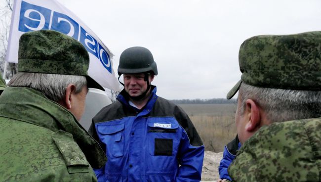 Замглава миссии ОБСЕ на Украине А. Хуг посетил район обстрелов на Ясиноватской развилке Замглава миссии ОБСЕ на Украине А. Хуг посетил район обстрелов на Ясиноватской развилке