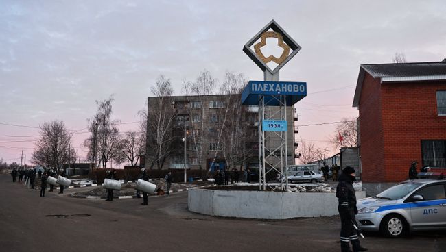 Сотрудники правоохранительных органов в поселке Плеханово в Тульской области