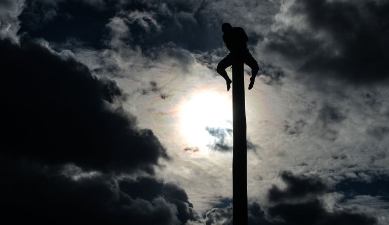 Мужчина лезет на столб во время масленичных гуляний в Парке Горького в Москве Мужчина лезет на столб во время масленичных гуляний в Парке Горького в Москве