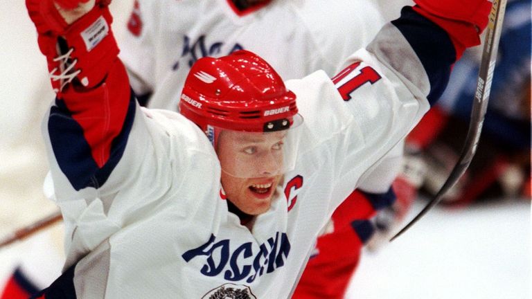 Хоккеист Павел Буре во время матча Россия - Финляндия. 20 февраля 1998 Хоккеист Павел Буре во время матча Россия - Финляндия. 20 февраля 1998