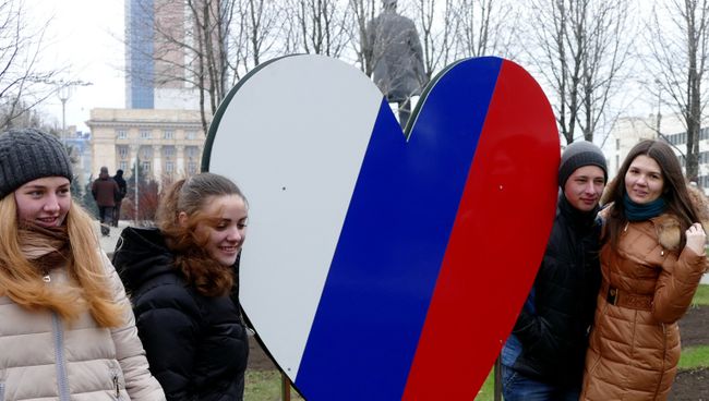 Жители Донецка на митинге-концерте, посвященном годовщине воссоединения Крыма с Россией, прошедшем в Первомайском сквере на центральной площади города. Архивное фото Жители Донецка на митинге-концерте, посвященном годовщине воссоединения Крыма с Россией, прошедшем в Первомайском сквере на центральной площади города. Архивное фото