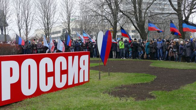 Жители Донецка на митинге-концерте, посвященном годовщине воссоединения Крыма с Россией, прошедшем в Первомайском сквере на центральной площади города Жители Донецка на митинге-концерте, посвященном годовщине воссоединения Крыма с Россией, прошедшем в Первомайском сквере на центральной площади города